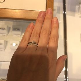【STAR JEWELRY(スタージュエリー)の口コミ】 ハーフエタニティーのストレートタイプです。
細いタイプは華奢な印象があ…