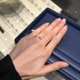 【銀座ダイヤモンドシライシの口コミ】 指が長く見えるようにややV字になっていますがぱっと見はストレートで飽き…