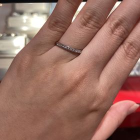 【AFFLUX(アフラックス)の口コミ】 ハーフエタニティの指輪で、細すぎず太すぎずといったちょうどいいサイズ…