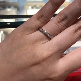 【AFFLUX(アフラックス)の口コミ】 ハーフエタニティの指輪です。上下に少し幅がありダイヤが取れにくくなっ…