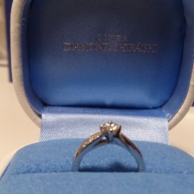 【銀座ダイヤモンドシライシの口コミ】 横から見たリングがリリィーの形になっていて、とても清楚な雰囲気です。…