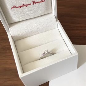 【アンジェリックフォセッテ(Angelique Fossette)の口コミ】 指輪のデザインが可愛くて決めました。
婚約指輪というとダイヤのイメージ…