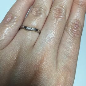 【アイプリモ(I-PRIMO)の口コミ】 まず、デザインが上品で小さなダイヤが３つ付いています。キラキラと光る…