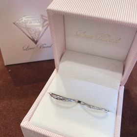 【Love Bond(ラブボンド)の口コミ】 たくさんのブランド・デザインを試着した中で
1番細いタイプのものでした…