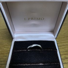 【アイプリモ(I-PRIMO)の口コミ】 婚約指輪のセットリングということでこのデザインを選びました。セット前…