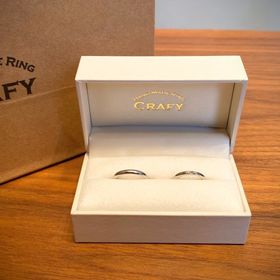 【CRAFY(クラフィ)の口コミ】 連続堀留という石留めが美しく、このデザインにしました。
素材はほぼすべ…