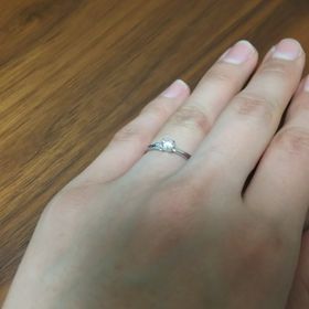 【俄(にわか)の口コミ】 結婚指輪とのセットリングが一つの指輪のように自然で美しい流線形だった…