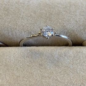 【atelier CraM(アトリエ クラム)の口コミ】 細めの指輪でダイヤモンドが際立つデザインです。結婚指輪と重ね付けして…