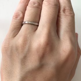 【アイプリモ(I-PRIMO)の口コミ】 シンプルな中にダイヤの煌めきがあり、ウェーブデザインで指が綺麗に見え…