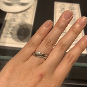 【銀座ダイヤモンドシライシの口コミ】 婚約指輪がShining Flowだったので、結婚指輪も重ね付けが綺麗な同じデザ…