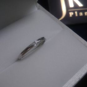 【1122 iifuufu bridal(いい夫婦ブライダル)の口コミ】 シンプルだけど少しデザイン性があるところに惹かれました。長く使うもの…