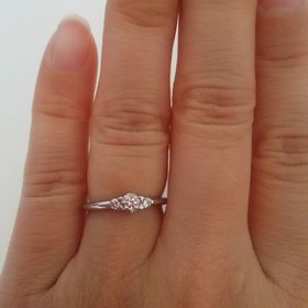 【STAR JEWELRY(スタージュエリー)の口コミ】 ダイヤが3つ付いているデザインです。3つのダイヤは過去、現在、未来を表…