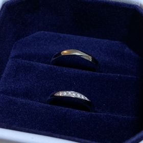 【4℃ BRIDAL(ヨンドシーブライダル)の口コミ】 デザインは飽きないストレートで、かつ斜めにダイヤが入ったデザインを購…