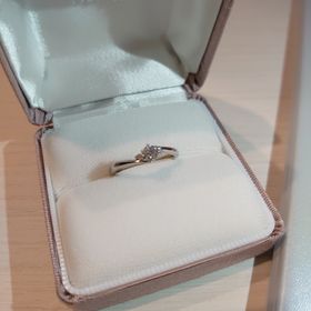 【ジュエリーツツミ(JEWELRY TSUTSUMI)の口コミ】 夫が購入し、サプライズで頂きました。夫は他の店など調べ石の質に拘った…