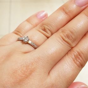 【銀座ダイヤモンドシライシの口コミ】 指輪のデザインに一目惚れしました♡

Starryという流れ星をイメージした指…