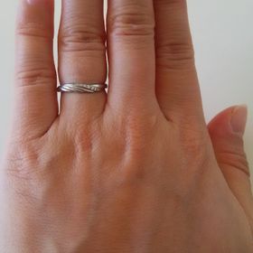 【STAR JEWELRY(スタージュエリー)の口コミ】 指輪の形がV字になっているので、指の太い私でも少し指が長く見えます。
…