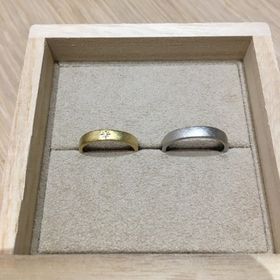 【YUKA HOJO(ユカホウジョウ)の口コミ】 友人からYUKAHOJOのブランドを教えてもらって決めました。艶消しのデザイ…