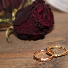 【ケイウノ ブライダル(K.UNO BRIDAL)の口コミ】 美女と野獣モデルの指輪です。
女性側はゴールドでベルがモチーフになって…