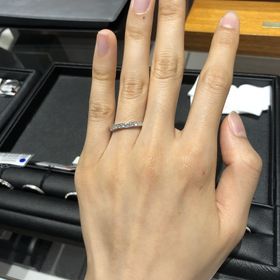 【エクセルコダイヤモンド(EXELCO DIAMOND)の口コミ】 指輪の素材はプラチナです。
しっかりしている感じがしました。
ハーフエ…