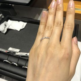 【エクセルコダイヤモンド(EXELCO DIAMOND)の口コミ】 ハーフエタニティの結婚指輪を探していました。
よくみる指輪はダイヤモン…