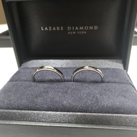 【ラザール ダイヤモンド(LAZARE DIAMOND)の口コミ】 指輪自体のデザインがシンプルではありますが、見れば見るほどに繊細さを…