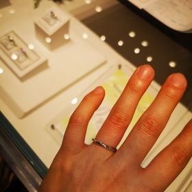【銀座ダイヤモンドシライシの口コミ】 リングに捻りが入っているので、ストレートですがウェーブが入っているよ…