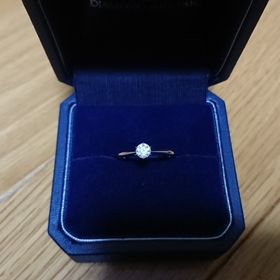 【銀座ダイヤモンドシライシの口コミ】 指輪のデザインとダイヤモンドの輝き・美しさが決め手でした。デザインは…