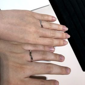 【TRECENTI(トレセンテ)の口コミ】 ゆるめのV字デザインです。女性用はメレダイヤが一周の1/4ほど埋め込まれ…