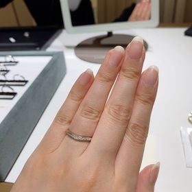 【ラザール ダイヤモンド(LAZARE DIAMOND)の口コミ】 緩やかなV字リングでダイヤモンドが斜めに入っています。
細身のリングを…