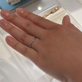 【ティファニー(Tiffany & Co.)の口コミ】 サプライズで婚約指輪を頂きました。彼から頂いたメーカーと結婚指輪も同…