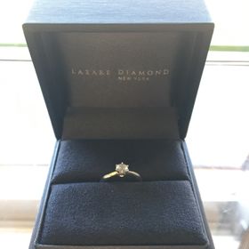 【ラザール ダイヤモンド(LAZARE DIAMOND)の口コミ】 リングのデザインと細さがつけたときに指が綺麗になると感じこちらの指輪…