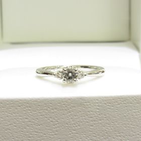 【輪-RIN-の口コミ】 婚約指輪はシンプルで見栄えもいいものを探していました。そして1番の決め…