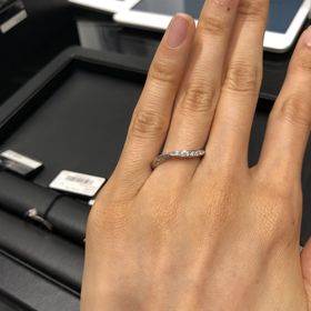 【ラザール ダイヤモンド(LAZARE DIAMOND)の口コミ】 ウェーブのリングです。
どこの角度から見てもダイヤモンドが輝いて見えま…