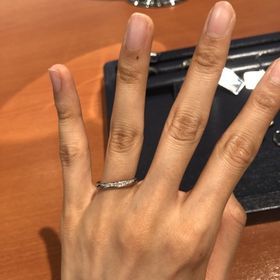 【ROYAL ASSCHER(ロイヤル・アッシャー)の口コミ】 ダイヤモンドがたくさんついている指輪を探していました。
白い輝きが綺麗…