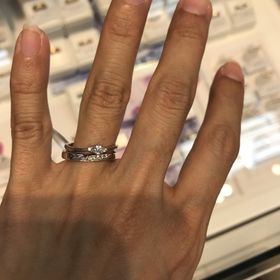 【ESTELLE(エステール)の口コミ】 写真では２つ着用していますが下の結婚指輪の口コミを書きます。
3本セッ…