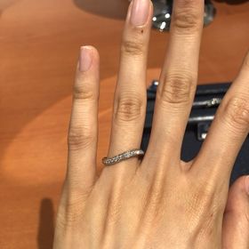 【ラザール ダイヤモンド【取扱店販売】の口コミ】 ウェーブのリングです。
大粒のダイヤから小さいダイヤまでダイヤモンドが…