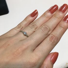 【TRECENTI(トレセンテ)の口コミ】 デザインがとっても可愛く華やかで気に入りました。中央のダイヤが浮いて…