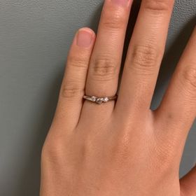 【銀座ダイヤモンドシライシの口コミ】 ダイヤモンドが3つ並んでいて、可愛かったため購入の決め手となりました。…