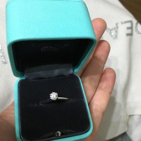 【ティファニー(Tiffany & Co.)の口コミ】 憧れのブランドで婚約指輪の王道デザイン。人と被りたくないよりも、自分…