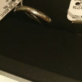 【ティファニー(Tiffany & Co.)の口コミ】 装飾は何もないシンプルなデザインの指輪です。少し太めのデザインで、大…