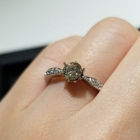 【ラザール ダイヤモンド(LAZARE DIAMOND)の口コミ】 リングのバンド部分にメレダイヤが敷き詰められていてキラキラで可愛かっ…