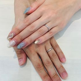 【俄(にわか)の口コミ】 お互い指が華奢なので、細めのリングで探していました。俄のリングは細め…