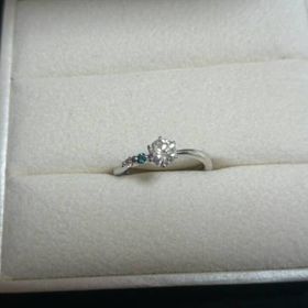 【アンジェリックフォセッテ(Angelique Fossette)の口コミ】 一番気に入ったのはデザインでした。1つダイヤではないものを探しており、…