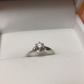 【MILK&Strawberry(ミルクアンドストロベリー)の口コミ】 大きなブリリアントカットのダイヤがどの角度からみても綺麗。横にはピン…