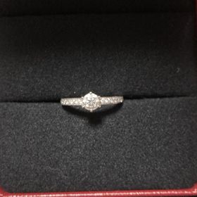 【エクセルコダイヤモンド(EXELCO DIAMOND)の口コミ】 ハーフエタニティのデザインと決めていました。
日頃も毎日つける予定の為…