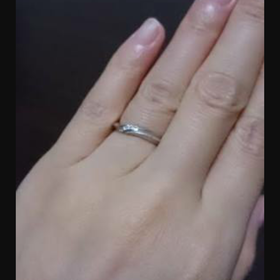 【銀座ダイヤモンドシライシの口コミ】 いろんな指輪をつけて、ダイヤモンドの光具合がギラギラしすぎず、毎日つ…