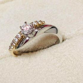 【アイプリモ(I-PRIMO)の口コミ】 こちらの指輪リングは、少しだけ薄いよう、淡いような、ピンク色、紫パー…