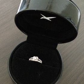 【MAUBOUSSIN(モーブッサン)の口コミ】 婚約指輪として販売しているものを見てまわっていたのですが、二人ともな…