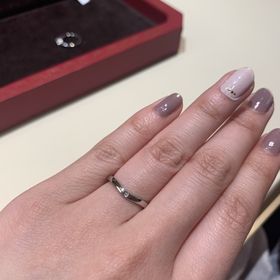 【カルティエ(Cartier)の口コミ】 バレリーナシリーズのV字型の結婚指輪です。三粒のダイアモンドが間隔を開…