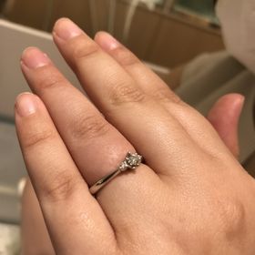 【4℃ BRIDAL(ヨンドシーブライダル)の口コミ】 細くて華奢なラインの指輪ですが、小さなダイヤモンドが3つも付いていて存…